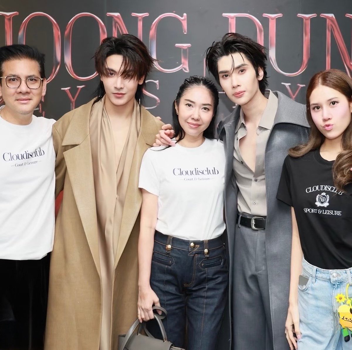chen_rcjs's tweet photo. the picture of joong with dunk’s family and the picture joong took of jaidee on Dunk’s birthday cake 😭😭😭😭 OH MY GOD 😭😭😭😭 https://t.co/PeEuRP3YBQ