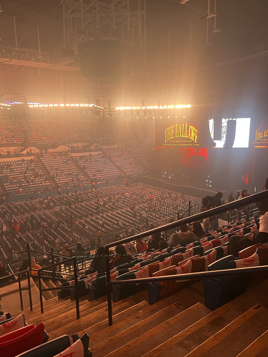 sheabutter1088's tweet photo. Loveee put me onnn the cornerrr. Love put meee innn the streeet! 🎶 #ColeWorld https://t.co/NudutuAc0X