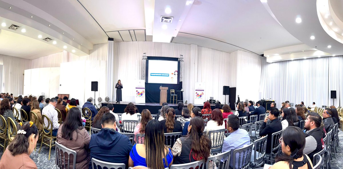 SIPINNA_MX's tweet photo. En el Primer Congreso Estatal: Juntos por la Convivencia Escolar: “Transformando corazones”, realizado en Hidalgo, figuras educativas y autoridades de los distintos niveles de gobierno se reunieron para fortalecer una educación basada en los derechos humanos, la igualdad sustantiva y la cultura de paz.

En este encuentro, @SLVillavicencio , Secretaria Ejecutiva del SIPINNA, participó en un panel sobre la protección como condición para aprender, donde destacó la importancia de impulsar una educación positiva desde la primera infancia, prevenir las violencias y construir comunidades que cuiden la salud mental y el bienestar de niñas, niños y adolescentes.

#SomosSIPINNA #ConvivenciaEscolar #DerechosDeNNA #CulturaDePaz #EducaciónSegura