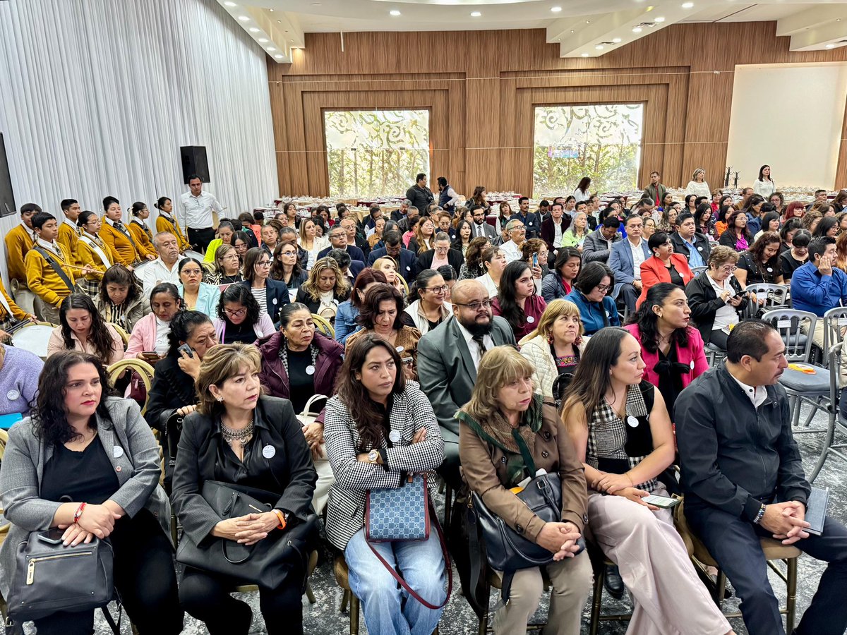 SIPINNA_MX's tweet photo. En el Primer Congreso Estatal: Juntos por la Convivencia Escolar: “Transformando corazones”, realizado en Hidalgo, figuras educativas y autoridades de los distintos niveles de gobierno se reunieron para fortalecer una educación basada en los derechos humanos, la igualdad sustantiva y la cultura de paz.

En este encuentro, @SLVillavicencio , Secretaria Ejecutiva del SIPINNA, participó en un panel sobre la protección como condición para aprender, donde destacó la importancia de impulsar una educación positiva desde la primera infancia, prevenir las violencias y construir comunidades que cuiden la salud mental y el bienestar de niñas, niños y adolescentes.

#SomosSIPINNA #ConvivenciaEscolar #DerechosDeNNA #CulturaDePaz #EducaciónSegura