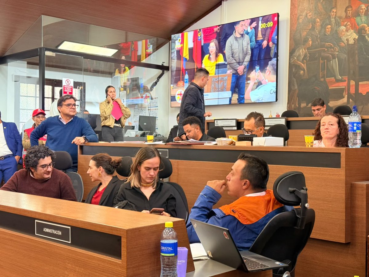 idubogota's tweet photo. #AEstaHora el director del IDU, @OrlandoMolanoP, continúa presente en el @ConcejoDeBogota, acompañando la jornada de votación de los acuerdos que avanzan en esta sesión plenaria. 

Seguimos atentos a las decisiones que aportan a la transformación de Bogotá. https://t.co/QFy3rZUNyK