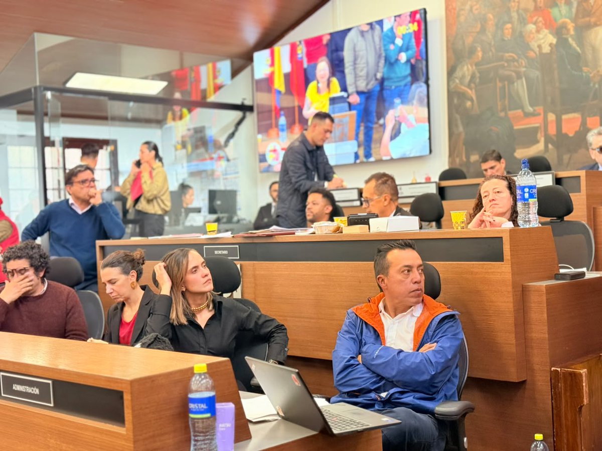 idubogota's tweet photo. #AEstaHora el director del IDU, @OrlandoMolanoP, continúa presente en el @ConcejoDeBogota, acompañando la jornada de votación de los acuerdos que avanzan en esta sesión plenaria. 

Seguimos atentos a las decisiones que aportan a la transformación de Bogotá. https://t.co/QFy3rZUNyK