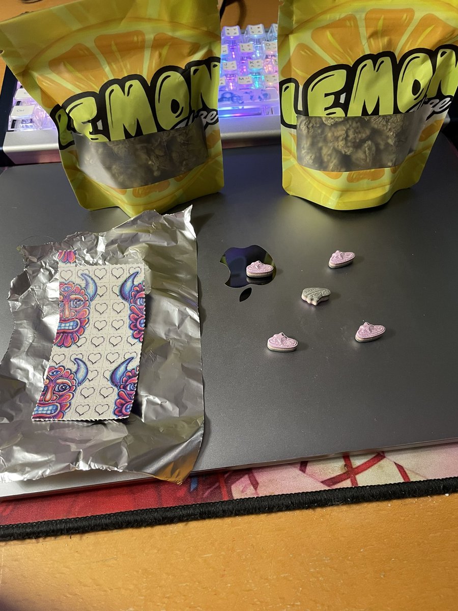 SuicidalDawg's tweet photo. 30g of weed, 50 tabs of acid 250ug (had to take 4 already sorry lol) and 5 gifted ecstacy #drugstwt https://t.co/qRXykc2W5Y