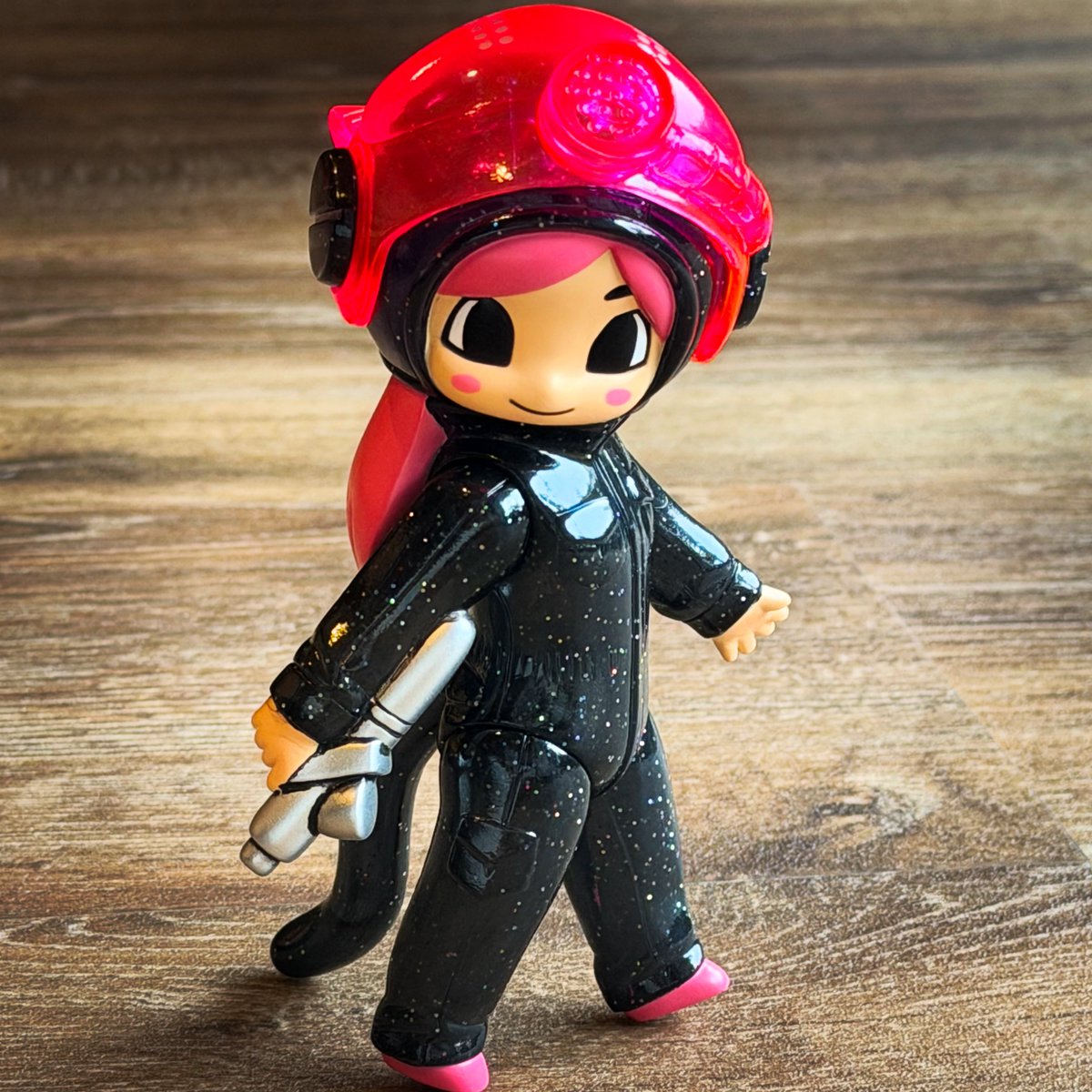 cherri_cherri's tweet photo. 【抽選販売のお知らせ】スーパーさくら-ギャラクシーピンク-ご購入フォームになります。

レインボーラメを含むクリアブラック素体がギャラクシー！クリア蛍光ピンクのバイザーがアクセントになっています。

・スーパーさくら-ギャラクシーピンク- 15,400円（税込）

素材：ソフトビニール
大きさ：約14cm程度
※別途送料が1,000円かかります。
※日本国内のみの発送になります。

ご購入ご希望の方は、以下のフォームに入力し、送信してくださいませ。

https://t.co/sWNWp7K48D

また、応募者数が販売数が超えた際、抽選とさせて頂きます。

お申込期限：9/27（日）23:59迄
当選発表：9/29（火）迄に、当選者のみにXのDMにてご連絡させていただきます。
（当落期間中はDMの開放をお願いいたします）
以上、どうぞよろしくお願いいたします！