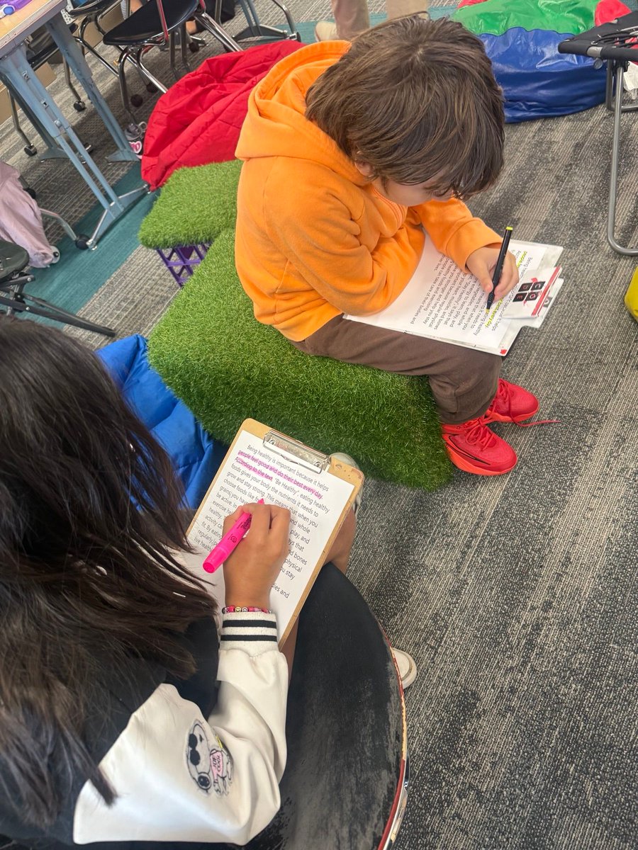OPS_Virtual's tweet photo. 4th-5th graders were partner reading and highlighting text evidence, today. https://t.co/G52P4djNuK