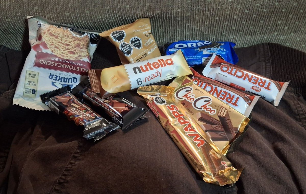 eskizofrenikaa's tweet photo. weon le compré todos estos dulces a una cabra de facebook por 3500 ofertón https://t.co/uyLupd7E0u