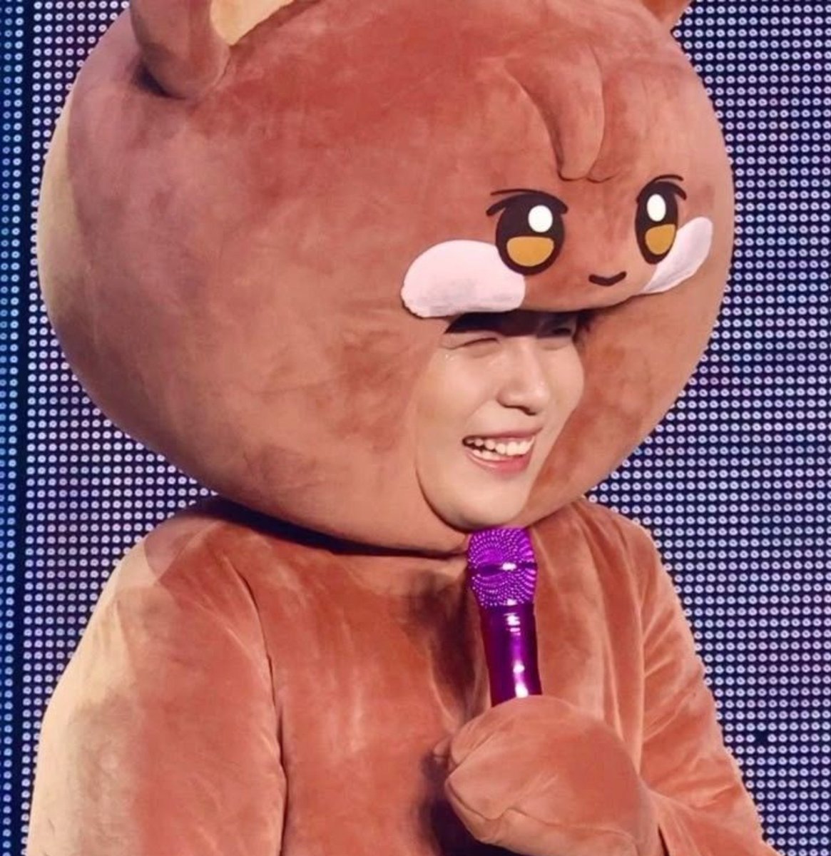jhs_rev's tweet photo. guys 😭 please look at his cheeks 🤏🏻🤏🏻 https://t.co/v7rBlRZ20u