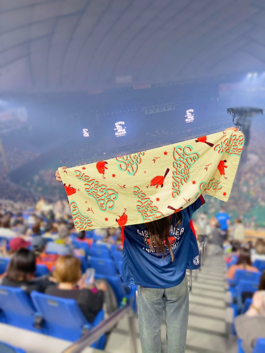 kmxxk913's tweet photo. SUPER BEAVER 都会のラクダ DOME TOUR 2026🦫🎸✩.*˚
⁡
ライブってさいこー！！！音楽ってさいこー！！！
⁡
※歯茎の腫れで片側お顔がパンパンです( т т )
ライブ前に歯医者駆け込んでも治らずどうにか隠してます…😭
⁡
#SUPERBEAVER #スーパービーバー
#都会のラクダ #友の会 #ライブ参戦 https://t.co/IIVv5rEgtj