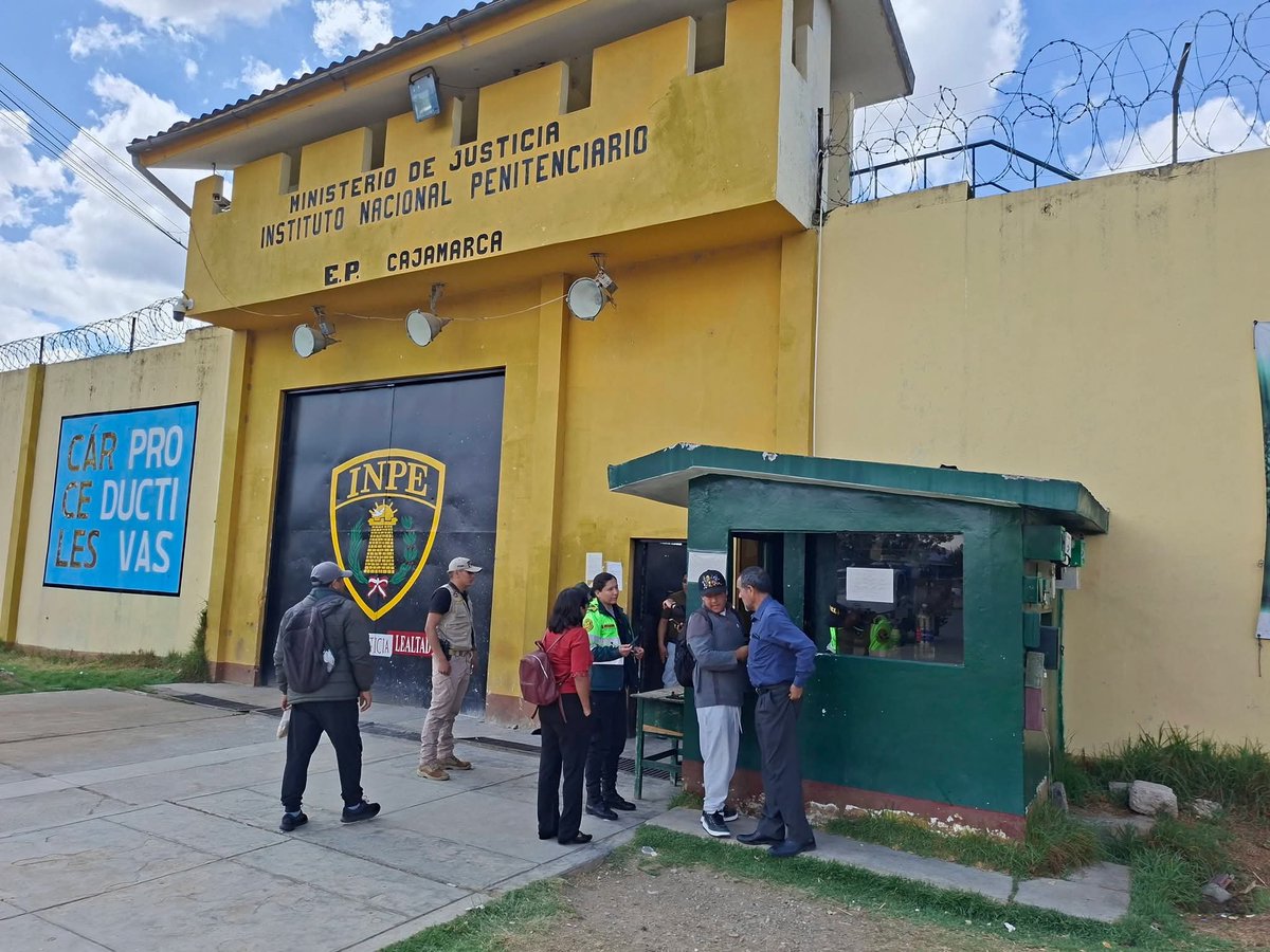 iber_maravi's tweet photo. #Constaté de manera inopinada las condiciones de #reclusión en el penal de Cajamarca (Huacariz). Recogí información del director, pero sobre todo de los #internos a través de sus dirigentes. Nos informaron sobre #carencias en los servicios de salud, falta de psicólogos y medicamentos, además de dificultades para el ingreso fluido de sus familiares. También tomamos conocimiento de casos #graves de pacientes oncológicos que requieren atención especializada y urgente.
El #hacinamiento es una realidad, una infraestructura diseñada para 1,000 internos alberga actualmente a más de 2,400 entre varones y mujeres. Esta fue una primera constatación; ahora #solicitaré un informe pormenorizado sobre la situación del #penal y las acciones de las autoridades responsables. Los internos también tienen #derechos, y el #Estado debe garantizar que sean respetados.
#CongresoPerú #SenadoNacional #Perú #JP #IberMaraví #PedroCastillo #JuntosConElPueblo #JuntosPorElPerú #TodoConElPueblo