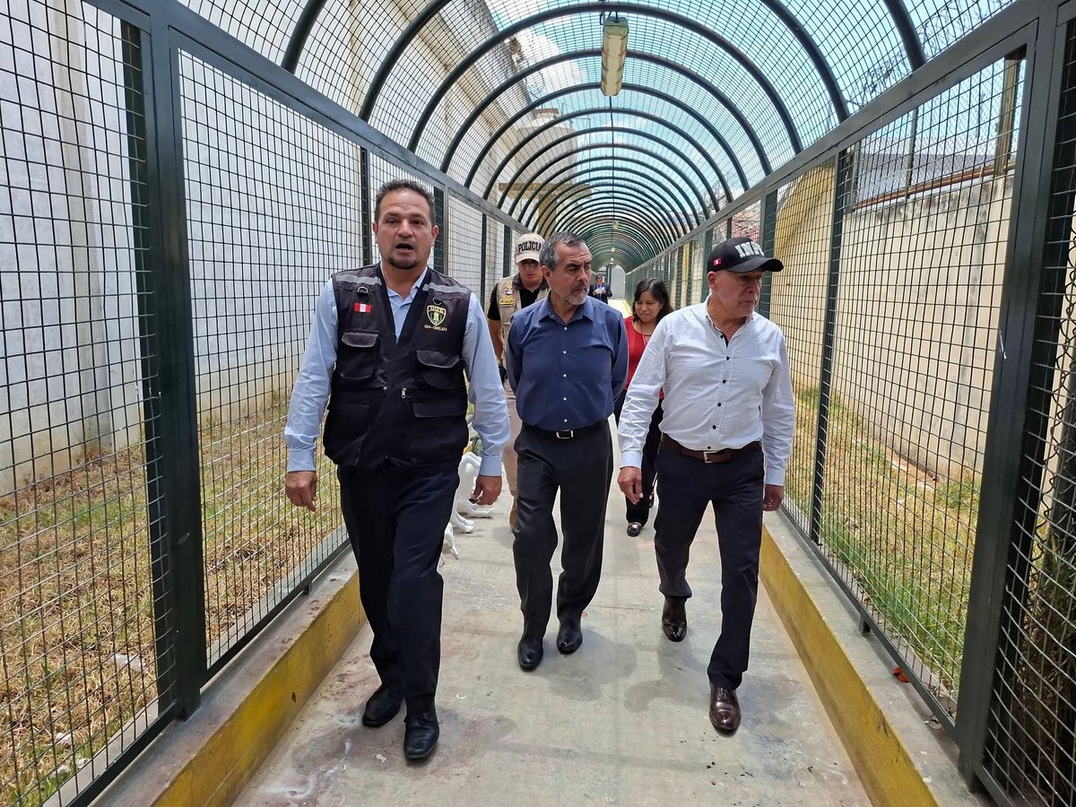 iber_maravi's tweet photo. #Constaté de manera inopinada las condiciones de #reclusión en el penal de Cajamarca (Huacariz). Recogí información del director, pero sobre todo de los #internos a través de sus dirigentes. Nos informaron sobre #carencias en los servicios de salud, falta de psicólogos y medicamentos, además de dificultades para el ingreso fluido de sus familiares. También tomamos conocimiento de casos #graves de pacientes oncológicos que requieren atención especializada y urgente.
El #hacinamiento es una realidad, una infraestructura diseñada para 1,000 internos alberga actualmente a más de 2,400 entre varones y mujeres. Esta fue una primera constatación; ahora #solicitaré un informe pormenorizado sobre la situación del #penal y las acciones de las autoridades responsables. Los internos también tienen #derechos, y el #Estado debe garantizar que sean respetados.
#CongresoPerú #SenadoNacional #Perú #JP #IberMaraví #PedroCastillo #JuntosConElPueblo #JuntosPorElPerú #TodoConElPueblo