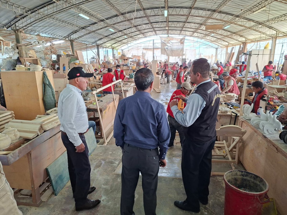 iber_maravi's tweet photo. #Constaté de manera inopinada las condiciones de #reclusión en el penal de Cajamarca (Huacariz). Recogí información del director, pero sobre todo de los #internos a través de sus dirigentes. Nos informaron sobre #carencias en los servicios de salud, falta de psicólogos y medicamentos, además de dificultades para el ingreso fluido de sus familiares. También tomamos conocimiento de casos #graves de pacientes oncológicos que requieren atención especializada y urgente.
El #hacinamiento es una realidad, una infraestructura diseñada para 1,000 internos alberga actualmente a más de 2,400 entre varones y mujeres. Esta fue una primera constatación; ahora #solicitaré un informe pormenorizado sobre la situación del #penal y las acciones de las autoridades responsables. Los internos también tienen #derechos, y el #Estado debe garantizar que sean respetados.
#CongresoPerú #SenadoNacional #Perú #JP #IberMaraví #PedroCastillo #JuntosConElPueblo #JuntosPorElPerú #TodoConElPueblo