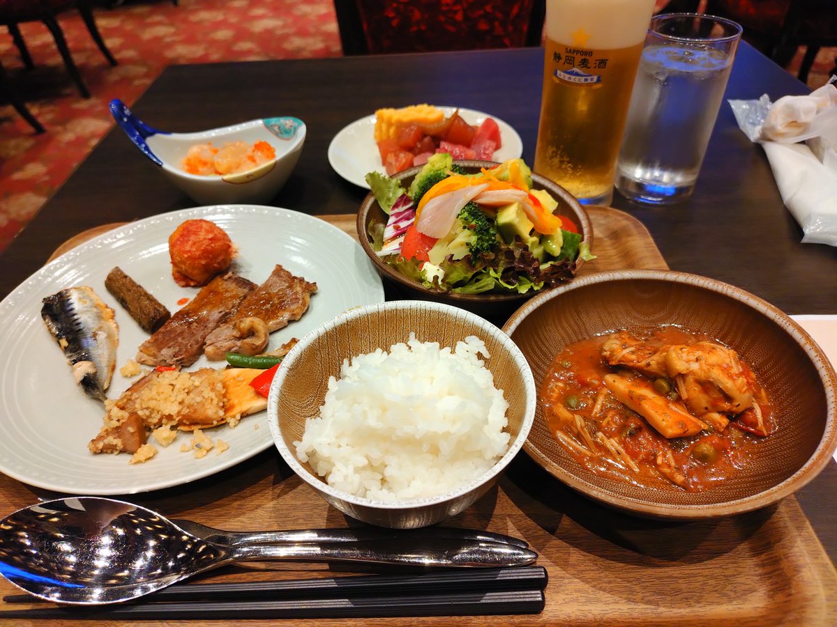 chika_mac's tweet photo. 私へ
ホテルでビュッフェ形式の食事だとよくばりすぎて腹パンパンになるまで食べてしまうことをそろそろやめませんか。

でもやっぱりいろんな種類を食べたいよねぇ（反省の色なし） https://t.co/0penYh4bYR