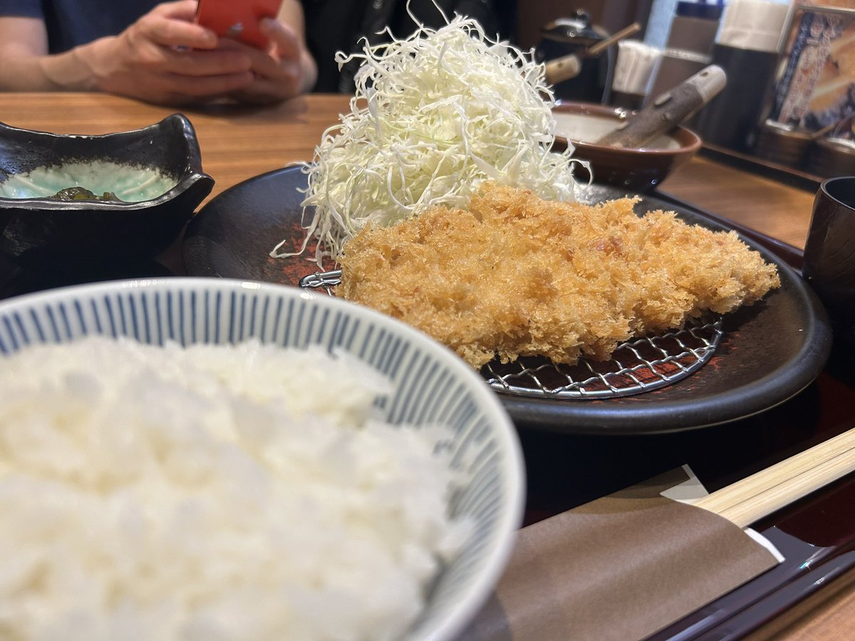wolf_sheep0's tweet photo. 家にいる時間が少ない私🏠

昨日は公演の小道具買うついでにショッピングモールで愛方と食事🛍️🍽️✨ここのトンカツはほんと美味しいです。
愛方と犬の時間が少しずつ戻り、来年度のお互いの仕事についても話していく。

そして買ってきた小道具にやたら反応する犬。公演が終わったらあげるから💦 https://t.co/f7xmnokDhS