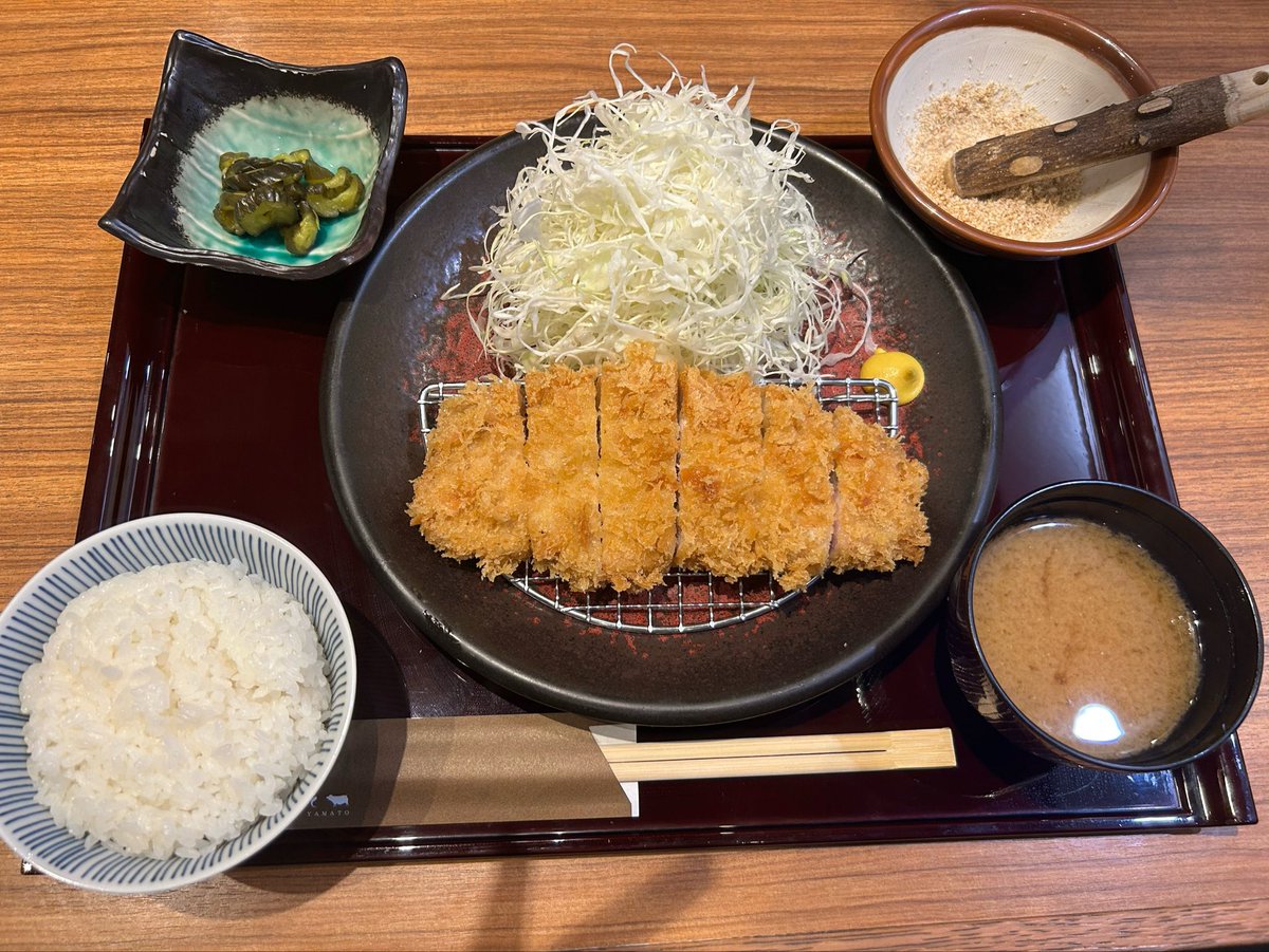 wolf_sheep0's tweet photo. 家にいる時間が少ない私🏠

昨日は公演の小道具買うついでにショッピングモールで愛方と食事🛍️🍽️✨ここのトンカツはほんと美味しいです。
愛方と犬の時間が少しずつ戻り、来年度のお互いの仕事についても話していく。

そして買ってきた小道具にやたら反応する犬。公演が終わったらあげるから💦 https://t.co/f7xmnokDhS