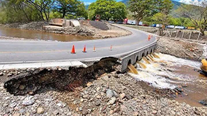 Siglo21Guate's tweet photo. Reportan daños en el badén provisional construido recientemente en Zacapa.
https://t.co/8Xh7GXcgqW
#chapines #siglo21guatemala #Guatemala #guatemala502 #Noticias #NoticiasGuatemala https://t.co/RQUxddcxuM