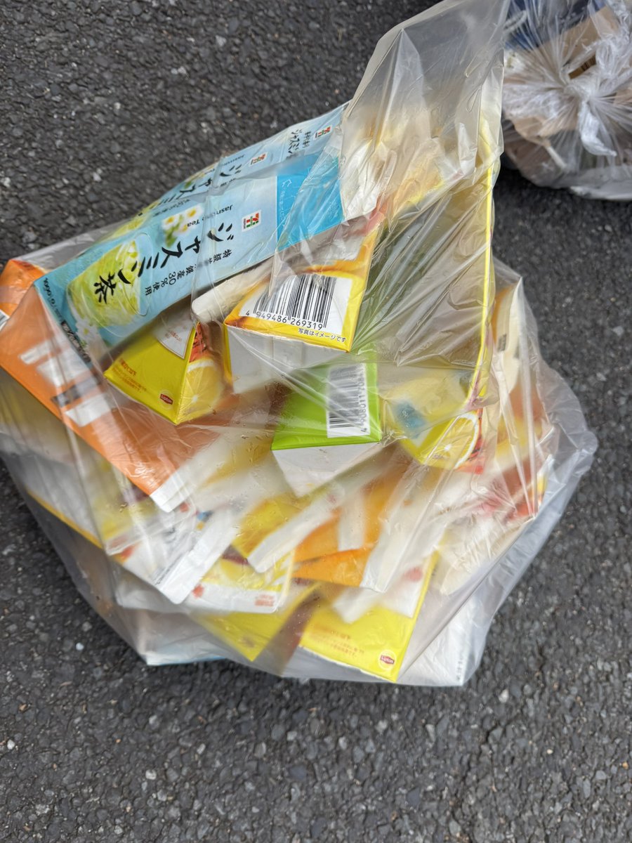 takizawa0914's tweet photo. 【今日のごみトリビア】
小学生に置いてあった展示物です。牛乳パックは口に付けるものなので、上質な紙です。マグロでいうところの大トロみたいなものなので、開いて、洗えばトイレットペーパーにリサイクルされます。古紙回収かスーパーに持っていけば、可燃ごみが減るので、オススメです！ https://t.co/iRFEnZcL9r