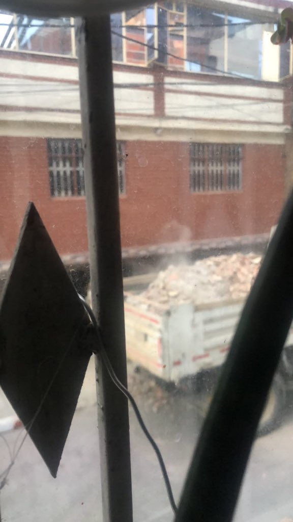 VendrediTreizeR's tweet photo. 🚨 @Ambientebogota ¿es legal triturar tejas de Eternit y arrojarlas desde una ventana a una volqueta, generando polvo? Si contienen asbesto, esto podría representar un riesgo para la salud. Solicito verificar esta situación. 
📍 Carrera 13 a bis número 50 b 10 sur  Bogotá https://t.co/wG04KU7zQ2