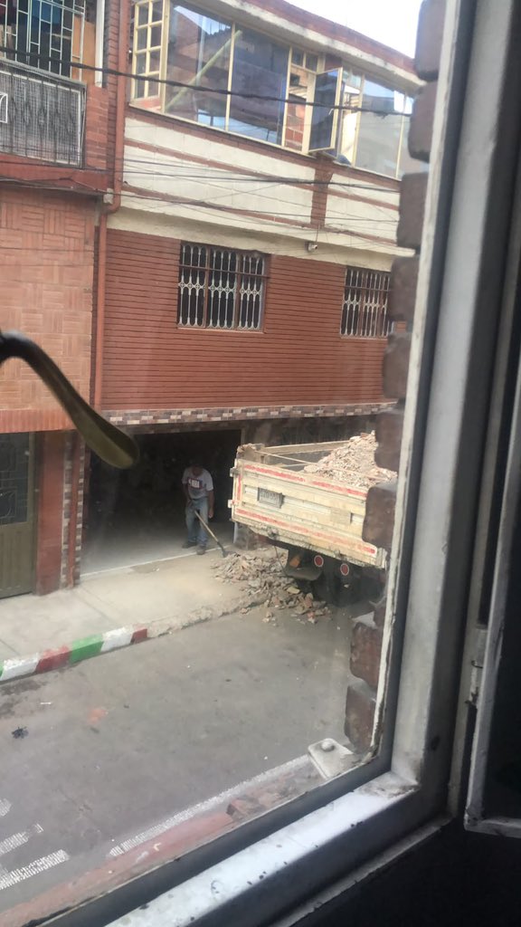 VendrediTreizeR's tweet photo. 🚨 @Ambientebogota ¿es legal triturar tejas de Eternit y arrojarlas desde una ventana a una volqueta, generando polvo? Si contienen asbesto, esto podría representar un riesgo para la salud. Solicito verificar esta situación. 
📍 Carrera 13 a bis número 50 b 10 sur  Bogotá https://t.co/wG04KU7zQ2