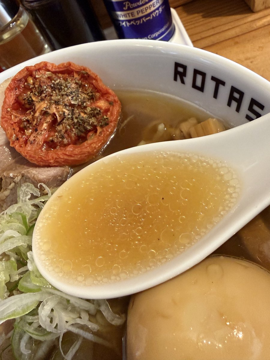 korahmen0929's tweet photo. ラーメン ろたす　#三島市

ローストトマト煮干ラーメン、豚、味玉

煮干🐟×トマト🍅っ😳

淡麗だけど苦みは、抑えめ、煮干の風味は、濃いめのニボスープに旨味凝縮ローストトマトが意外と合う〜💕

静岡県東部地区で数少ない朝ラー提供店🍜

企業努力に感謝です🫡 https://t.co/NlMORvxXER