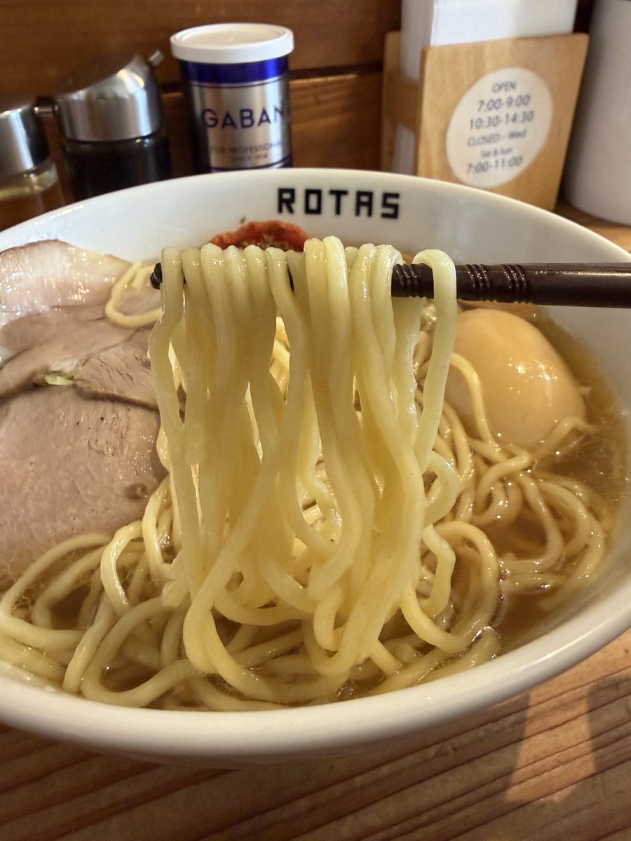 korahmen0929's tweet photo. ラーメン ろたす　#三島市

ローストトマト煮干ラーメン、豚、味玉

煮干🐟×トマト🍅っ😳

淡麗だけど苦みは、抑えめ、煮干の風味は、濃いめのニボスープに旨味凝縮ローストトマトが意外と合う〜💕

静岡県東部地区で数少ない朝ラー提供店🍜

企業努力に感謝です🫡 https://t.co/NlMORvxXER