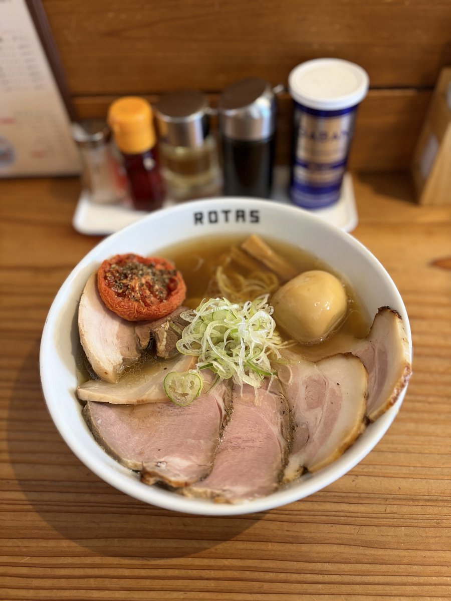 korahmen0929's tweet photo. ラーメン ろたす　#三島市

ローストトマト煮干ラーメン、豚、味玉

煮干🐟×トマト🍅っ😳

淡麗だけど苦みは、抑えめ、煮干の風味は、濃いめのニボスープに旨味凝縮ローストトマトが意外と合う〜💕

静岡県東部地区で数少ない朝ラー提供店🍜

企業努力に感謝です🫡 https://t.co/NlMORvxXER