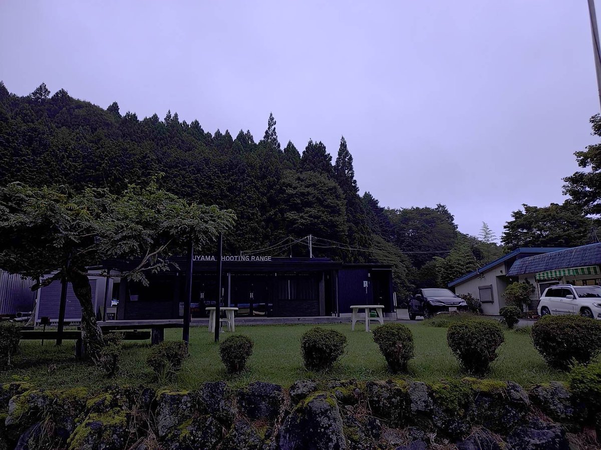 suyamashooting's tweet photo. おはようございます☁️
9月25日（金）
今朝の須山情報です。
天気　曇り☁️
気温　17度
風　　微風
本日はA面予約が入ってます合間に撃てます。
Ｂ面、スキート面空いてます。
すっかり秋🍂の須山です。
軽めの上着をご持参の方ご来場くださいませ。
皆様のご来場スタッフ一同心よりお待ちしております。 https://t.co/ym1T9VEEp4