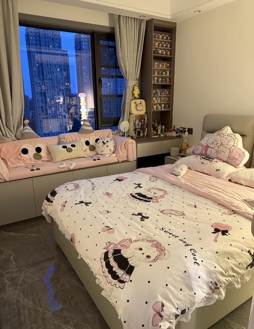 georgeoo88's tweet photo. 西湖的宝子有没有跟我一样的🥹每到饭点准时饿到咕咕叫
外卖疯狂勾我，一边很想吃，一边又担心长胖。
虚心求支招，怎么把想吃好吃的注意力挪开？
#杭州 #反差日常 #精神小妹 https://t.co/5c57nIZDnG
