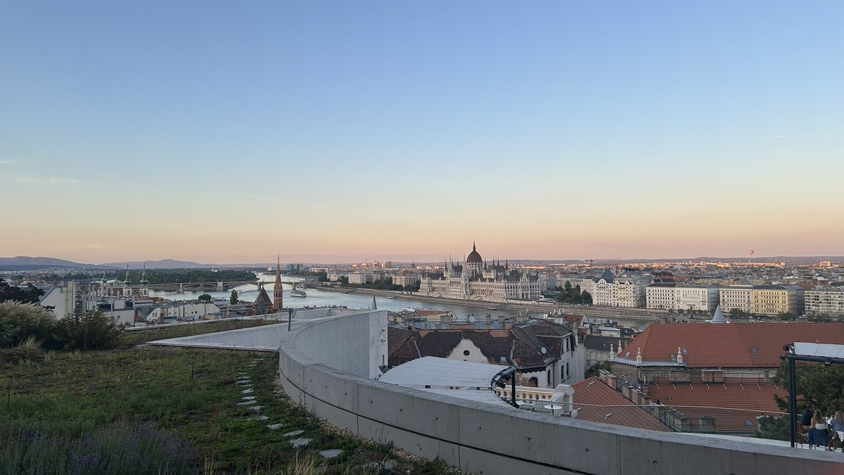mee_kunn's tweet photo. Applied, waited, panicked a lot and GOT IT🎓#ErasmusMundusScholar 😁

I’m not one to tell a long story but I’ll say things really do fall in place . Cheers to 2  years of insane brain work but mostly experiencing new places 🌍 and people. 🥂
1st Stop: Budapest, Hungary📍
#IPCVai https://t.co/kb25llRnqs