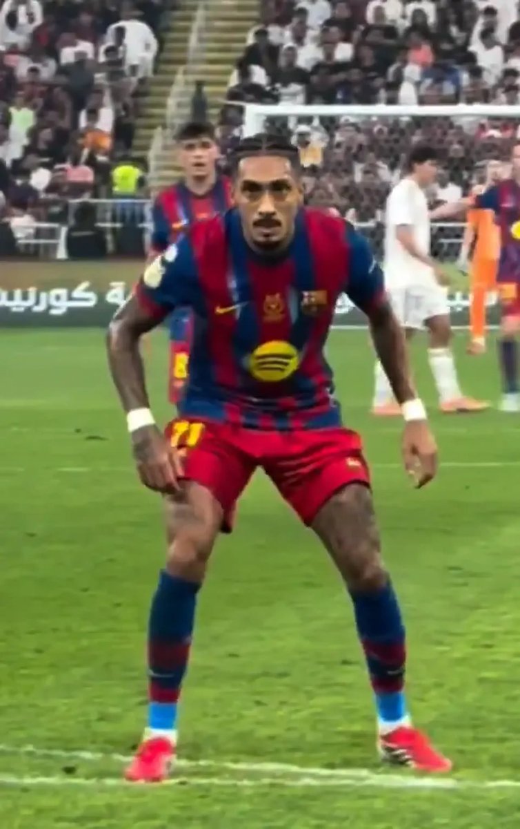 ActuFoot_'s tweet photo. 🚨🚨 UN CAPITAINE IL DONNE L’EXEMPLE, IL N’ORDONNE PAS L’EXEMPLARITÉ DES AUTRES POUR RAPHINHA 🇧🇷 ©️👇 :

🗣️ « Je parle moins que la plupart des capitaines, mais je sais qu’on me regarde. 👀

Ils pensent comme ça : "SI CE TYPE COURT COMME UN ANIMAL, JE DOIS LE SUIVRE." 😤

Si vous parlez trop et que vous ne faites pas ce que vous devez faire, les gens ne vous écouteront pas. » 🤷‍♂️

🎙️ The Guardian