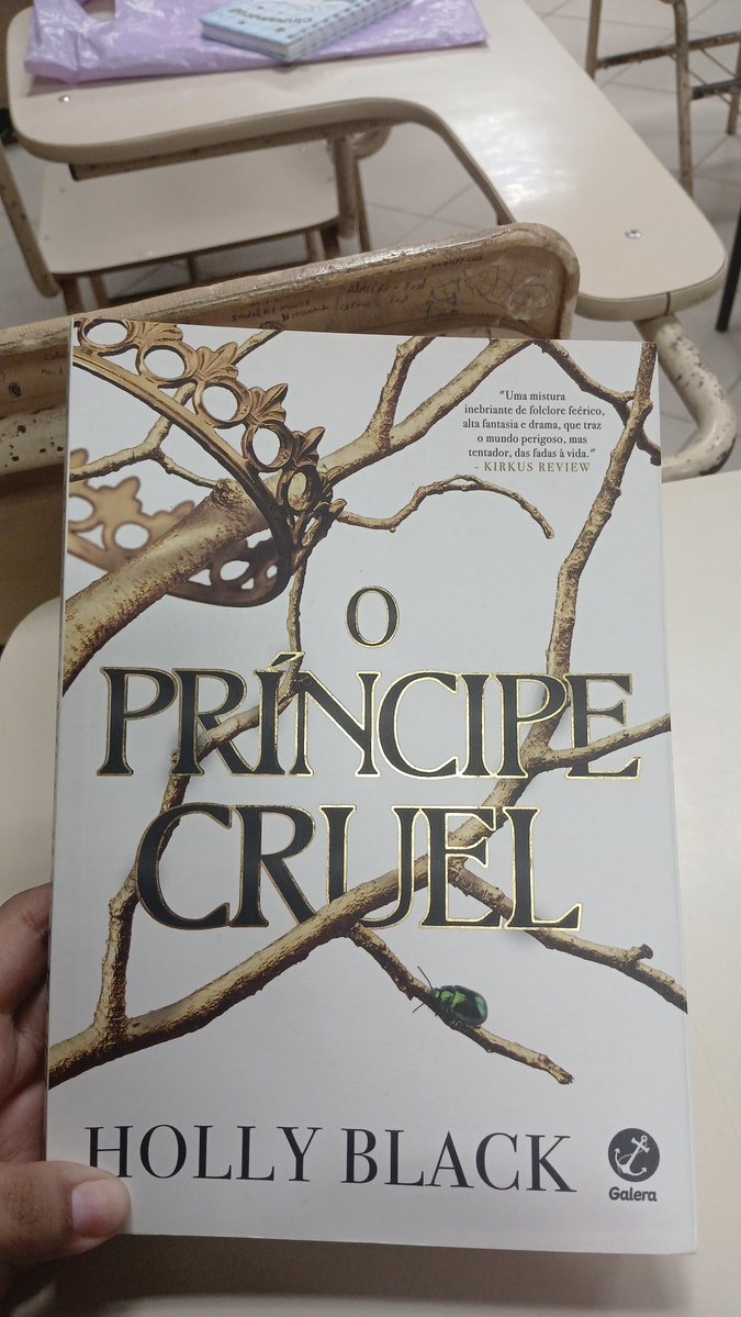 kiki4chive's tweet photo. acabei de ganhar príncipe cruel, ou seja, terei q estar lendo https://t.co/KuZUG5xzum