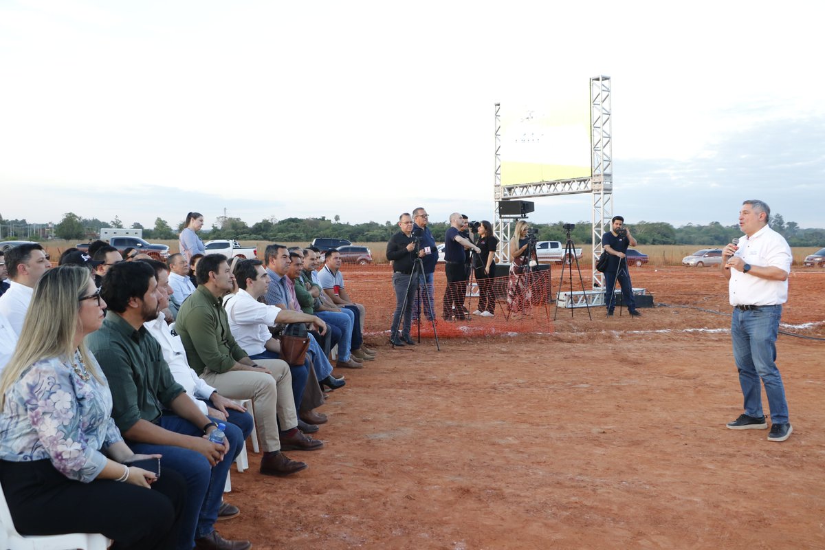 MECpy's tweet photo. Participamos de la palada inicial del futuro Centro Cultural Artístico Departamental "Oviedo Arena" en Coronel Oviedo. 

Un espacio destinado a potenciar el arte, la creatividad y el talento de nuestros jóvenes. ✨

🙌🏻 Gracias Caaguazú por esta fructífera jornada de trabajo. https://t.co/xluEtQGQiv