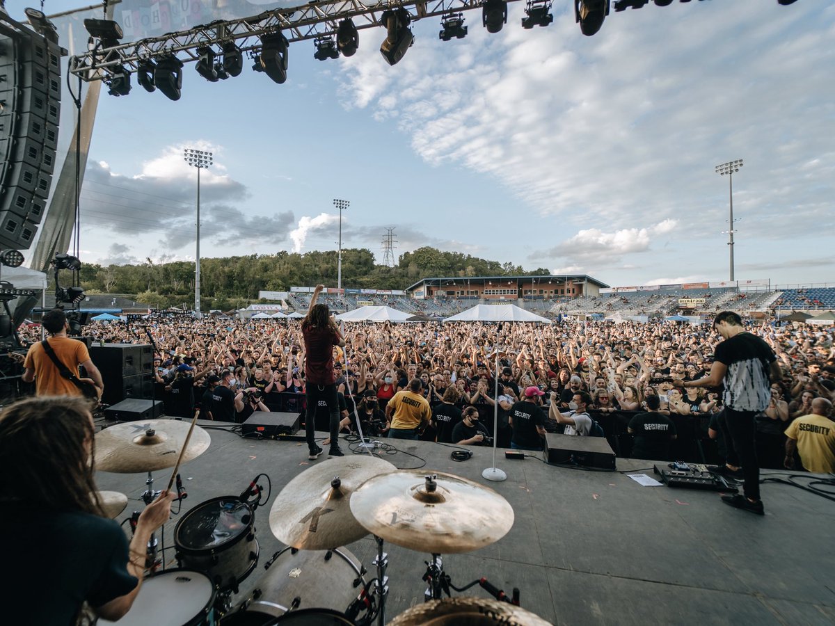 maydayparade's tweet photo. Last time we played the @4chordmusicfest, we were unfortunately down a few good men… 😷😷

Looking forward to giving you all 100% this Saturday! Literally. 🖤

📷: @bridgetncraig https://t.co/pDb9xZ05q8