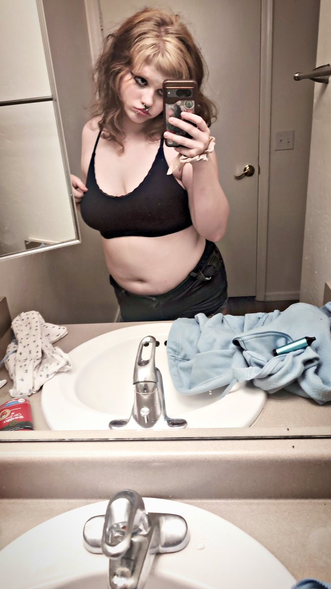 dirtypiggi's tweet photo. I want a older man to control me dm me or add my ig or snap🥺🍭🎀 https://t.co/v4DLHZ6BjC
