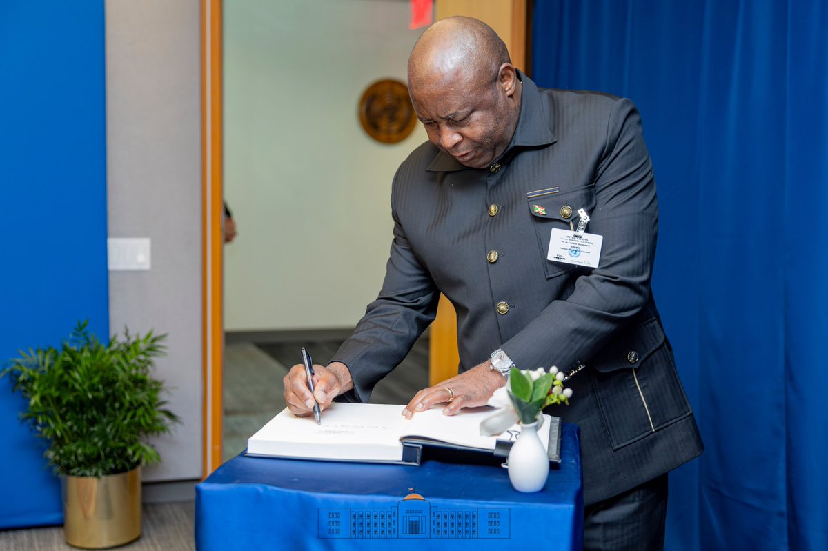 NtareHouse's tweet photo. Au siège des Nations Unies à New York, Son Excellence Evariste Ndayishimiye s’est entretenu avec le Secrétaire général @antonioguterres. M. Guterres a salué le travail remarquable accompli par l’ONU aux côtés de l’Union africaine tout en remerciant le Président Ndayishimiye pour son leadership éclairé . Il a en outre exprimé le souhait que les consultations périodiques se poursuivent et que le travail de correction des injustices historiques et structurelles envers l’Afrique se perpétue même après son mandat. 

Le President Evariste Ndayishimiye a, pour sa part, exprimé sa gratitude pour les services rendus par M. Guterres tout au long de son mandat de Secrétaire général. Les deux personnalités ont également échangé sur les enjeux mondiaux comme le climat, rappelant que l’Afrique, bien que peu polluante, en subit durement les effets. Ils ont aussi abordé les questions d'attention  continentale comme la  situation au Sahel, la guerre à l'Est de la République démocratique du Congo, la crise multiforme au Soudan, etc.