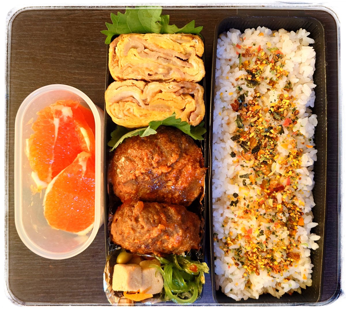 moriei00's tweet photo. 今日のお弁当はハンバーグ弁当です🍱
デザートにはオレンジなんだけど、コストコで買ったカラカラオレンジ🍊
写真ではあまりわからないけど果肉が赤く凄く甘いです😋
#お弁当記録 https://t.co/jCH7H6GXoj