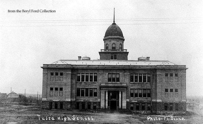 TheDeep_State6's tweet photo. Tulsa Oklahoma high school in the 1900’s https://t.co/rRCxnCnoGu