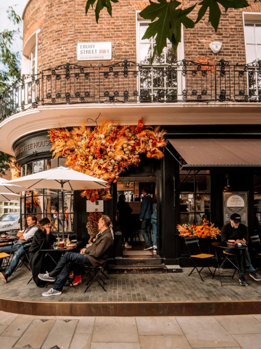 LonMasters3tzb's tweet photo. Busy street corner vibes: a barista carrying two lattes dodges a delivery bike as golden hour light spills over nearby storefronts. ， https://t.co/C3coEfyaF2