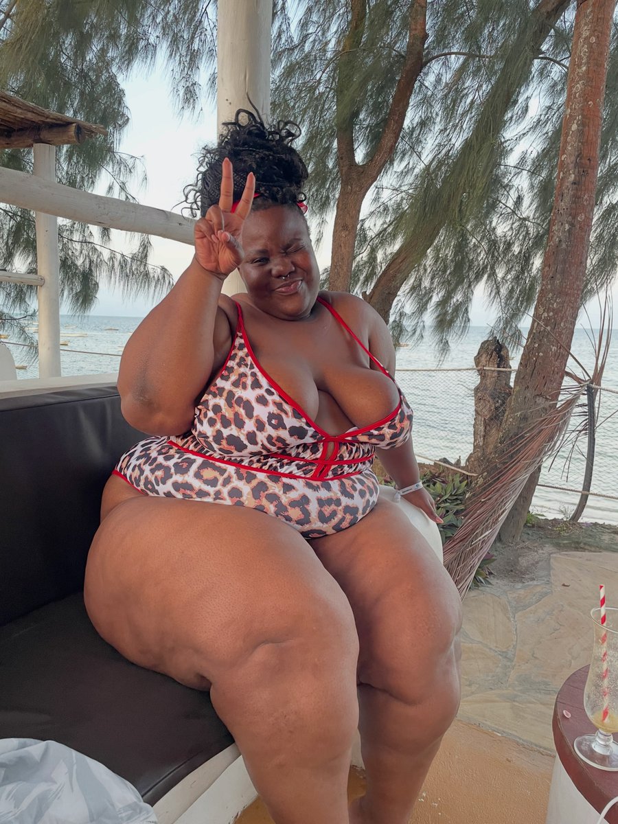 CurvyGallery tweet picture