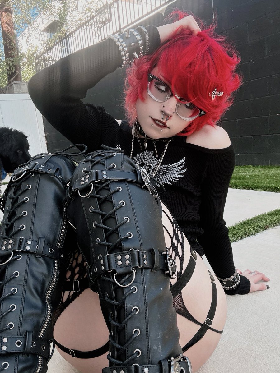 kaiisyourking's tweet photo. femboy... thursday? https://t.co/KmexqXYtBG