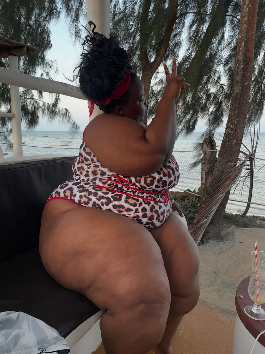 CurvyGallery tweet picture