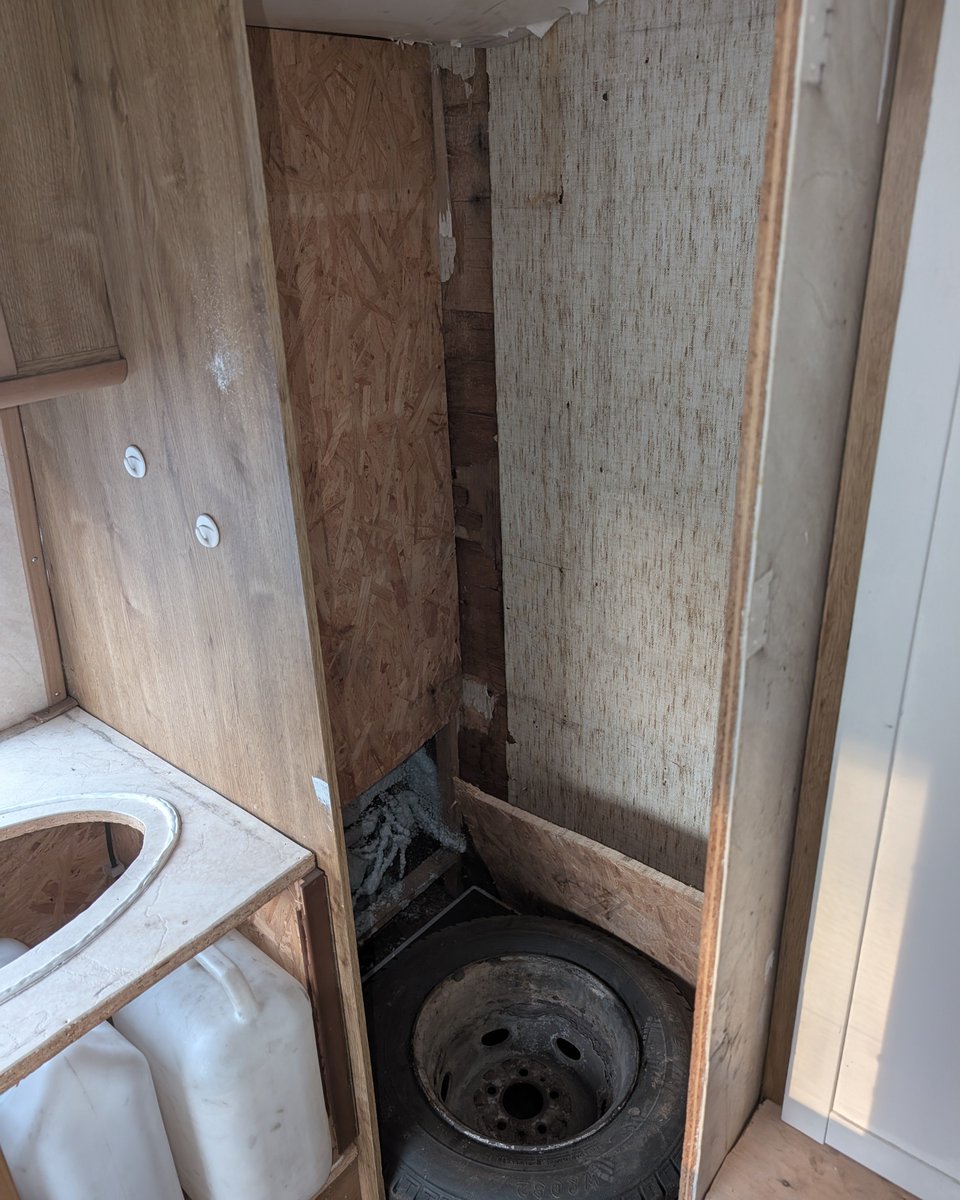 dean_none's tweet photo. Bathroom and kitchen https://t.co/gm2np3OnHM