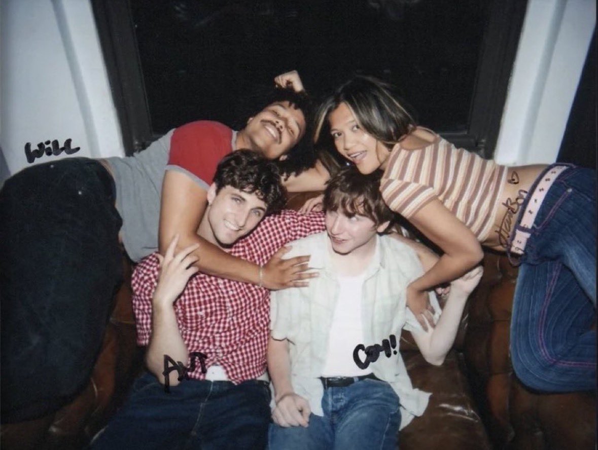 wahungrymichael's tweet photo. everyone touching someone with both hands except for coy....it's gotta mean something......... https://t.co/jNYbu5dhp1