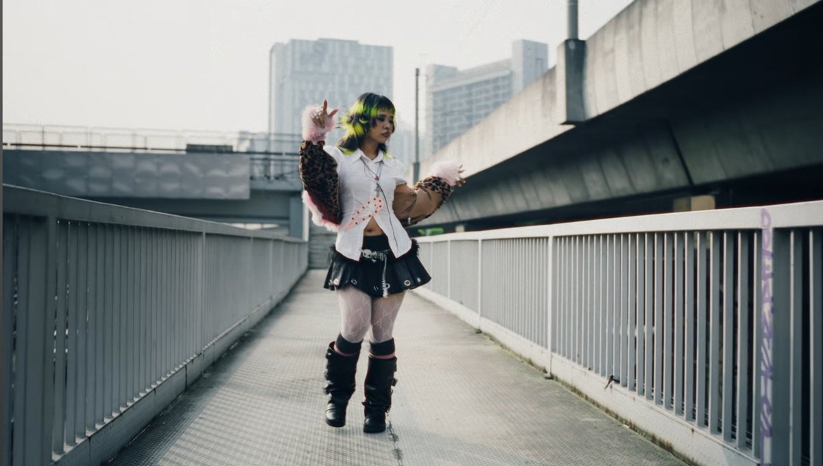 lollipowlp's tweet photo. SALMA ATEEEEEE💯❤️‍🔥

-cerdas bgt disini terang2an anggep haters pake visual ondel2
-dia fokus baca koran (ngembangin diri) di depan org2 yg ngomongin dia
-sampe angkat fashion gyaru buat mewakili dia yg "beda"
-akhirnya sukses dan bikin temen2 kantornya mingkem

Congrats kelasss👏 https://t.co/JU07CLNpaM