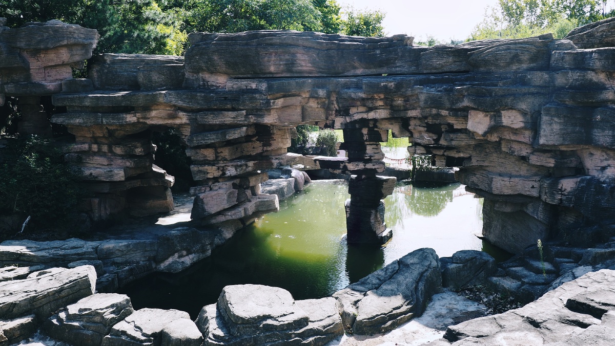 vsh28PMzXVnGBOK's tweet photo. The deserted pool has run dry, showing a worn pier with weathered teeth-like stones, silent by the river.， https://t.co/NGJD1NUd0c