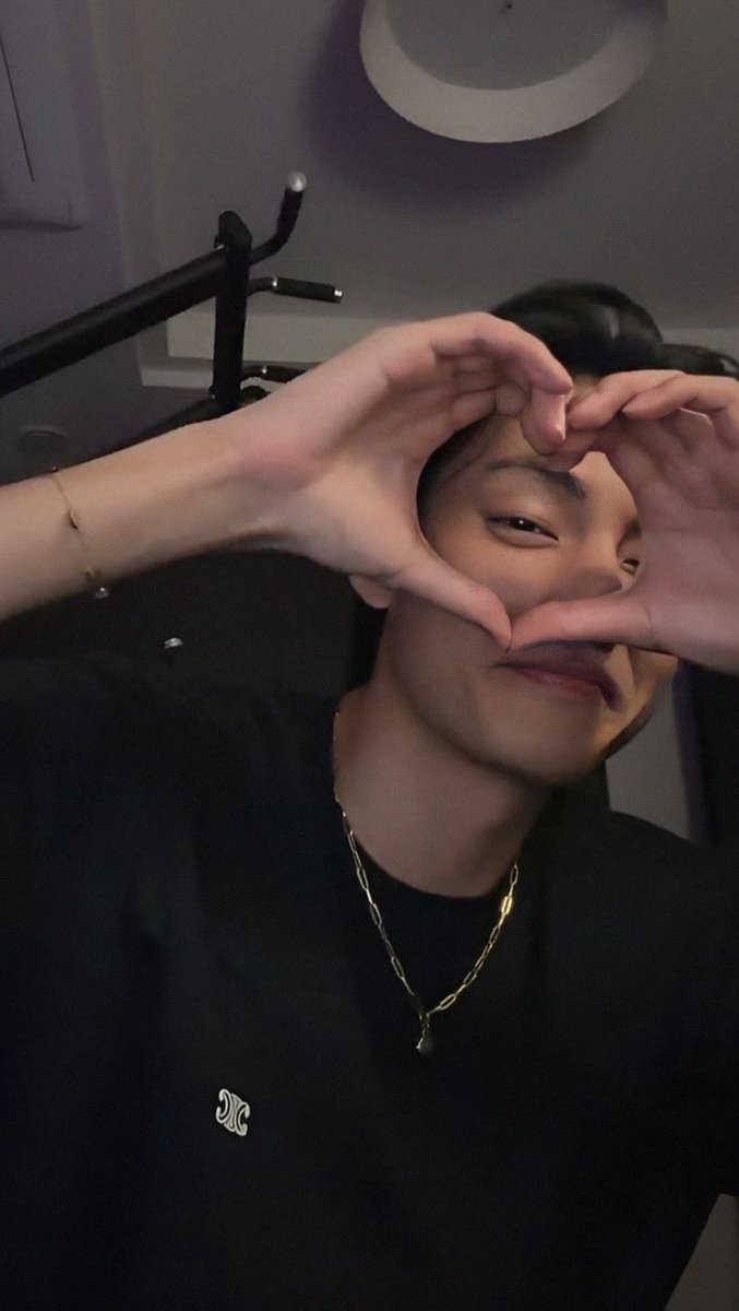 eclipskth's tweet photo. - hi my name is alyrose <3___<3
im 27 years old &amp; i’ve been an army since jan 2017 &amp; and orbit since july 2017 
i looove taehyung, jungeun, taekook/vmin/vminkook, chuuves, &amp; lipsoul. im strictly ot7 &amp; ot12 so pls dni if ur a solo~my mantra is taehyung is bts’ baby ;-;💜 https://t.co/OMk78Ctpen