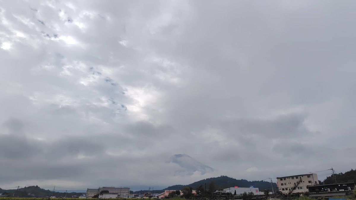 carefree_pearl's tweet photo. 令和8年9月25日
おはようございます
朝8時前に少し見えた富士山🗻
また直ぐに雲に覆われました☁️ https://t.co/IquTkj5LdV