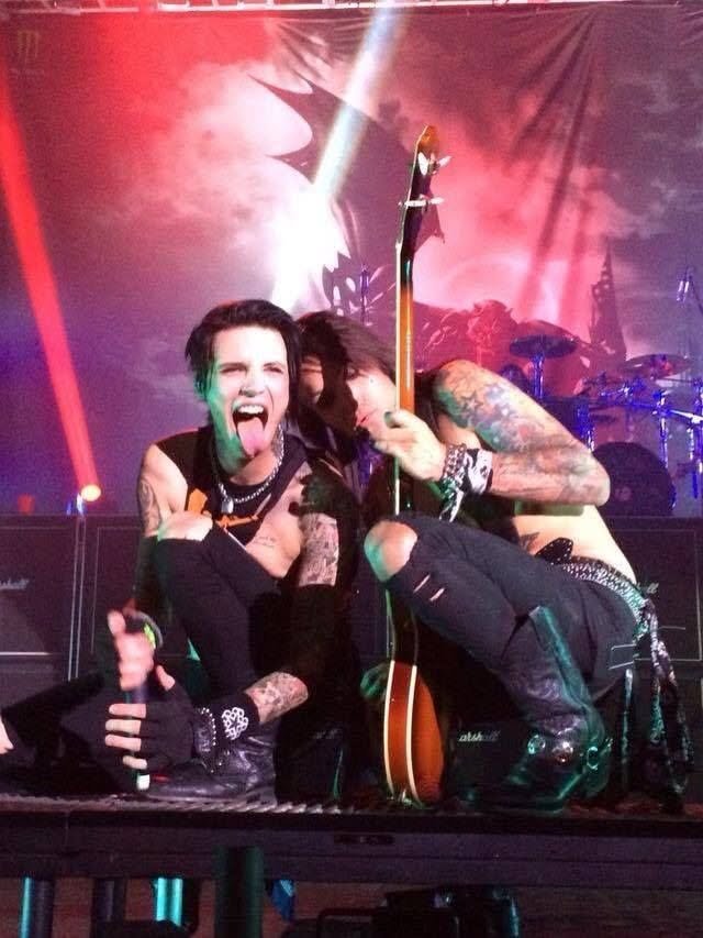purdytwt_'s tweet photo. Was andy sticking his tongue out cuz his boyfriend was next to him #thinkaboutit https://t.co/5Xjtx3fZTY