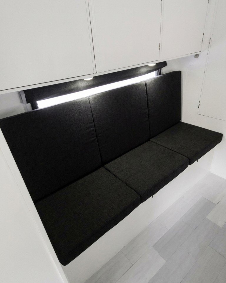 dean_none's tweet photo. Bed and entrance https://t.co/tO9B0VZoEo
