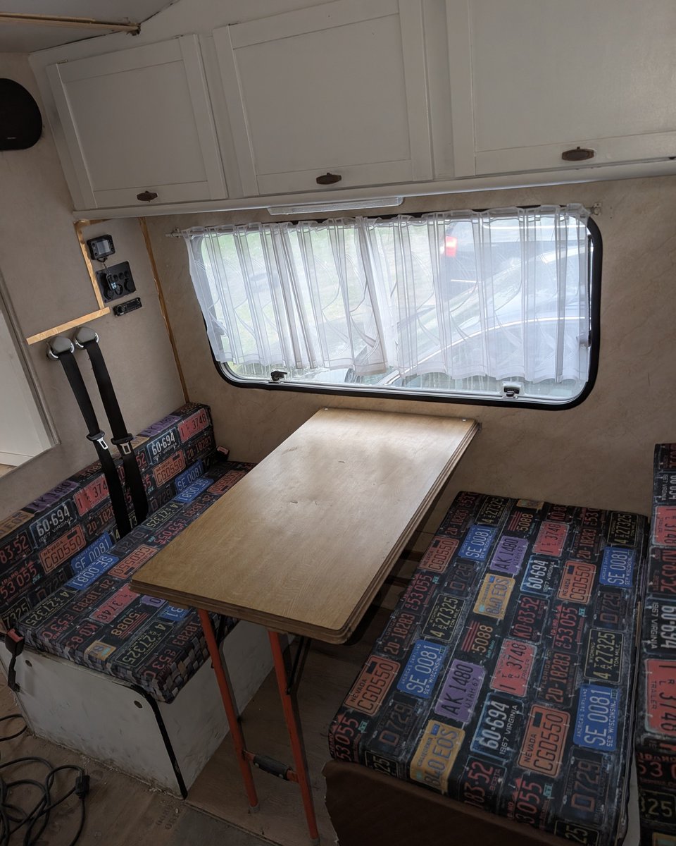 dean_none's tweet photo. Bed and entrance https://t.co/tO9B0VZoEo