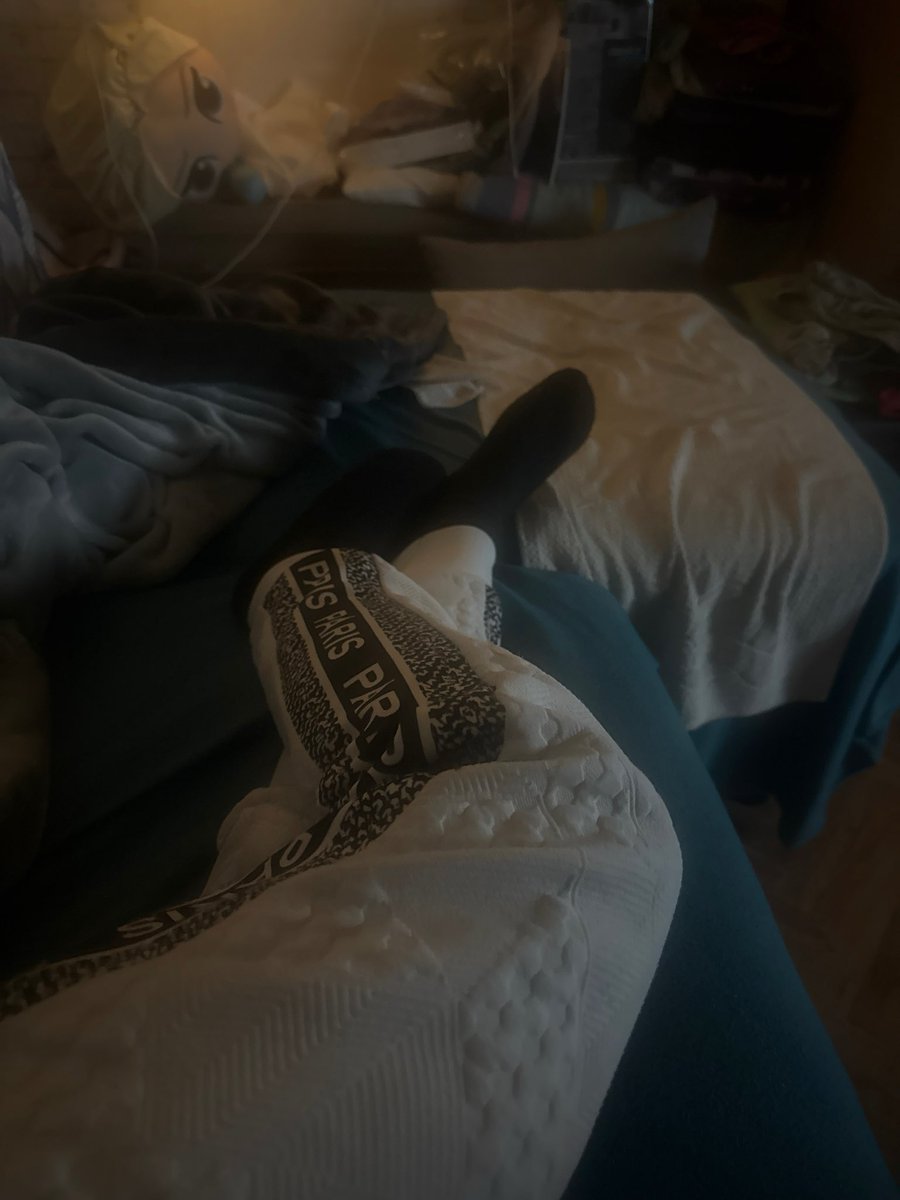 VelyndraNoir's tweet photo. Füße hoch – wer übernimmt heute meine Rechnungen?

Ich liege hier ganz entspannt im Dunkeln, während du feige vor deinem hellen Bildschirm hockst und mein Profil anstarrst. Glaubst du etwa, dieses stumme Versteckspiel beeindruckt mich? Du bist völlig wertlos, solange du nur in den Schatten herumschleichst. Wenn du dich endlich nützlich machen willst, zeig jetzt Haltung: Schreib mir SOFORT eine DM und zahl ohne Widerrede!

#findom
#paypig
#zahlsklave
#RelaxAndCommand
#PayMeInTheDark
